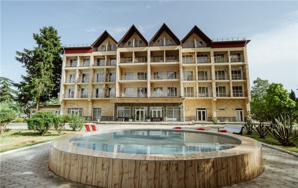 Корпус пансионата «Ривьера» и бассейн — фото 1